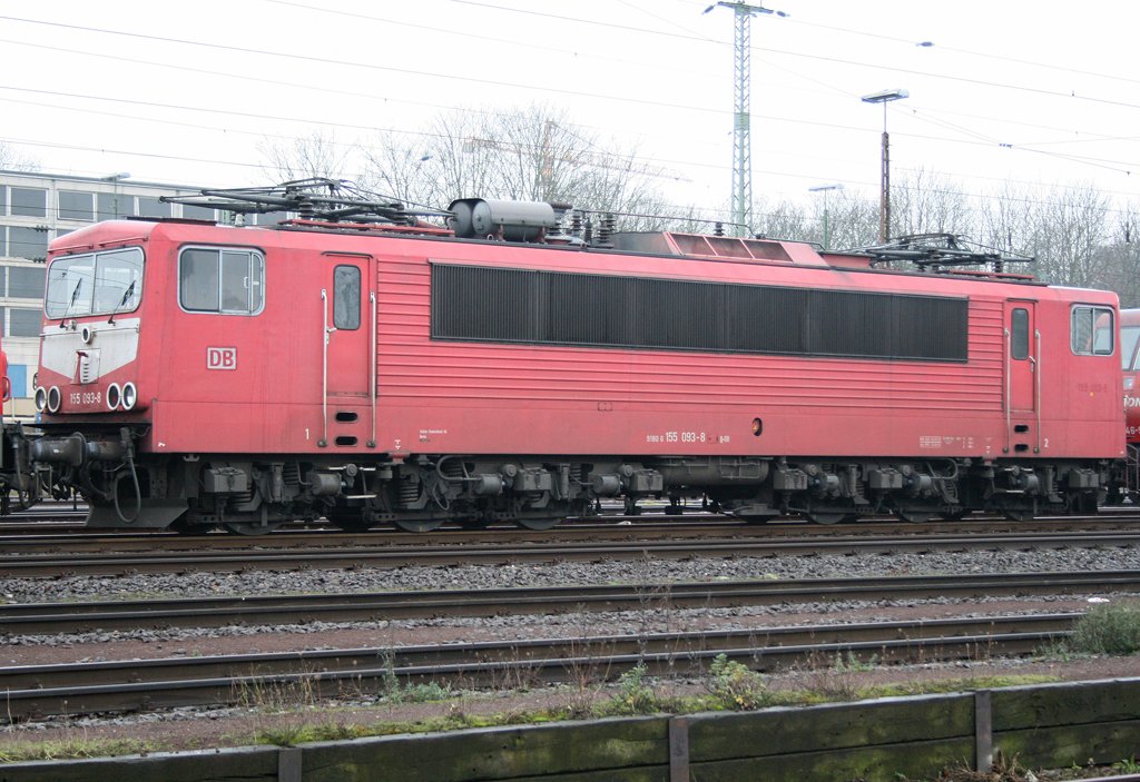 Die 155 093-8 in orientrot mit Latz ruht bers Wochenende in Aachen West, aufgenommen am 12.12.2009