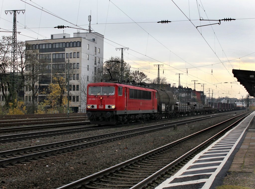 Die 155 096 mit einem Gterzug am 24.11.2012 bei der Durchfahrt in Kln West.