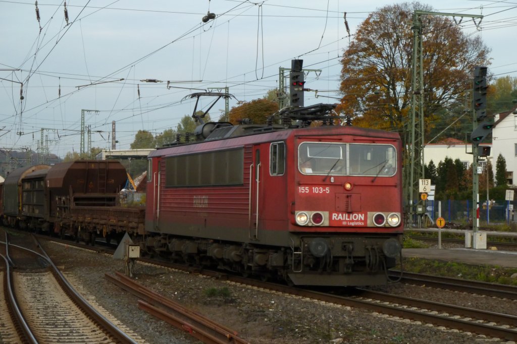 Die 155 103 durchfhrt mit ihrem Gterzug am 29.10.2010 den Bahnhof Brackwede bei Bielefeld. Hersteller der Maschine war 1979 die LEW Henningsdorf. Fabrikations-Nr.: 16449
