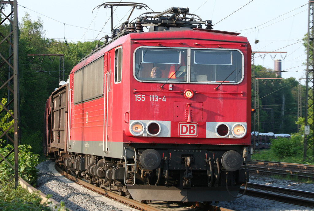 Die 155 113-4 zieht einen Gz druch Duisburg Neudorf am 20.05.2010 