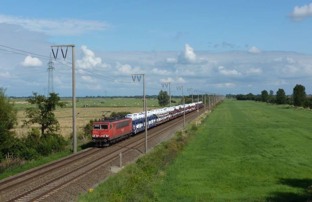 Die 155 115-9 fuhr am 10.08.2012 mit einem Autozug von Osnabrck nach Emden, hier bei Petkum.