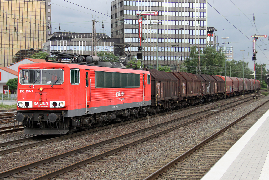 Die 155 118-3 zieht einen leeren Stahlzug durch Dsseldorf Rath am 27.06.2013