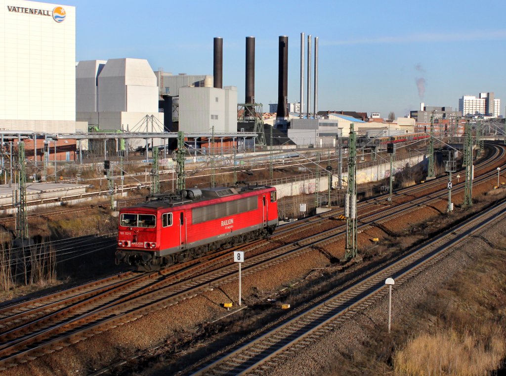 Die 155 122 am 28.12.2012 unterwegs bei Berlin-Westhafen.