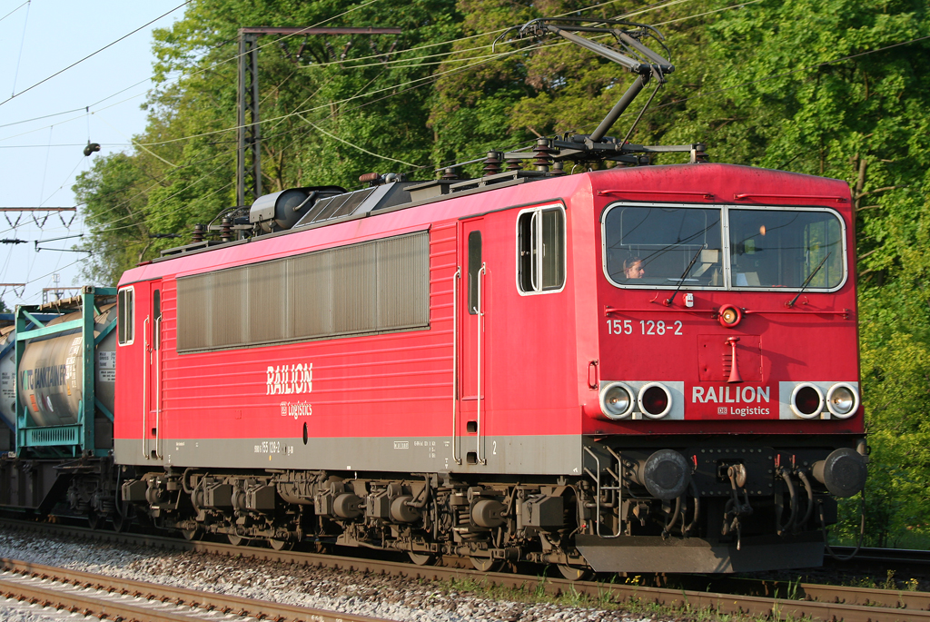 Die 155 128-2 zieht einen Gz durch Duisburg Neudorf am 20.05.2010