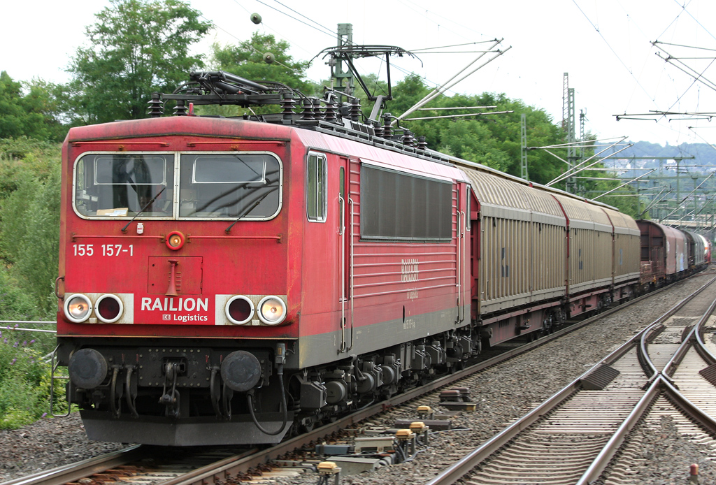 Die 155 157-1 zieht einen Gz durch Wuppertal Vohwinkel am 24.07.2010