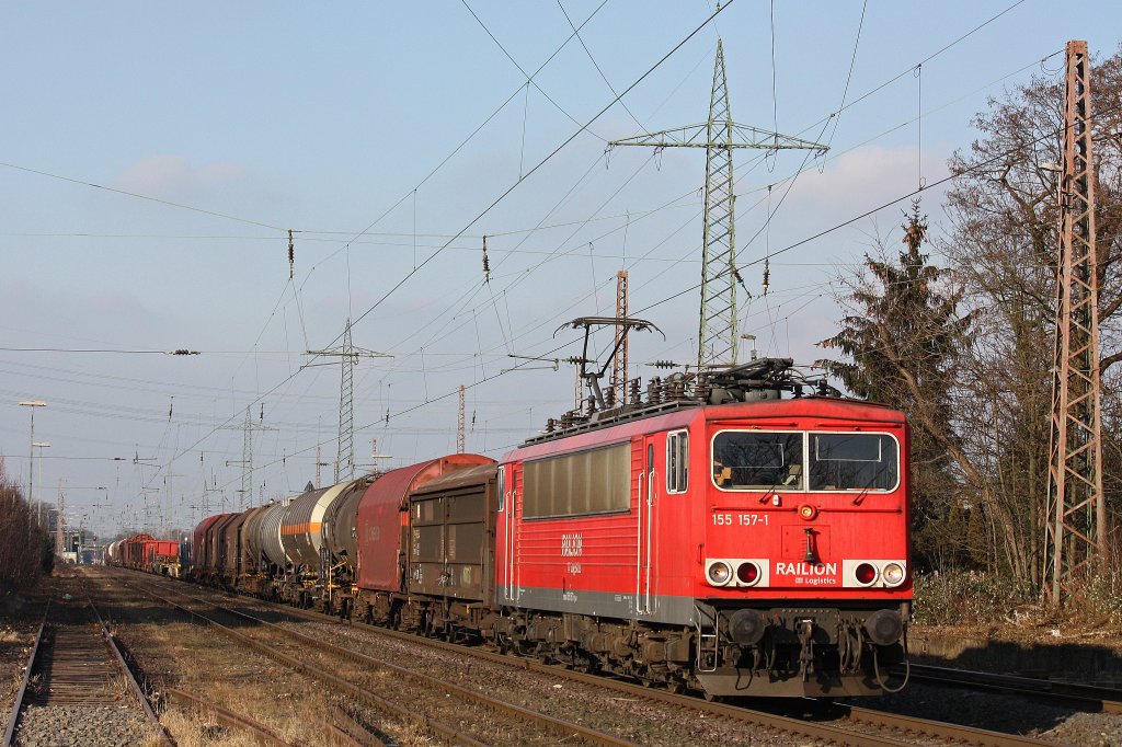 Die 155 157 am 4.2.12 mit einem gemischten Gterzug beim warten aus Weiterfahrt in Ratingen-Lintorf.