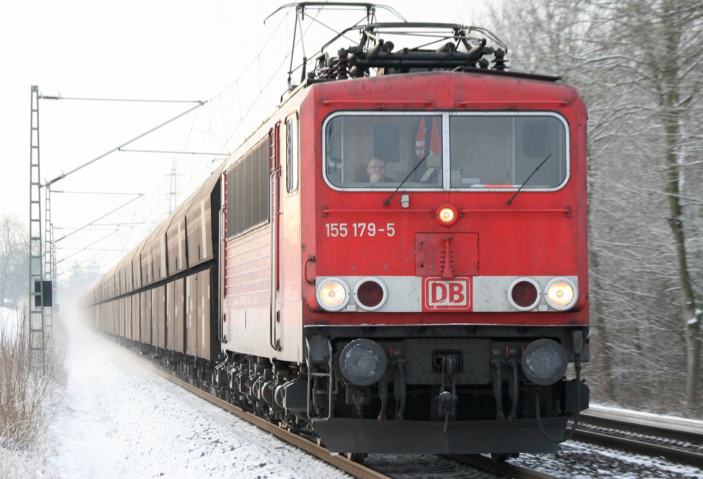 Die 155 179-5 zieht einen einheitlichen Gz im Schnee weiter Richtung Mgladbach am 04.01.2010