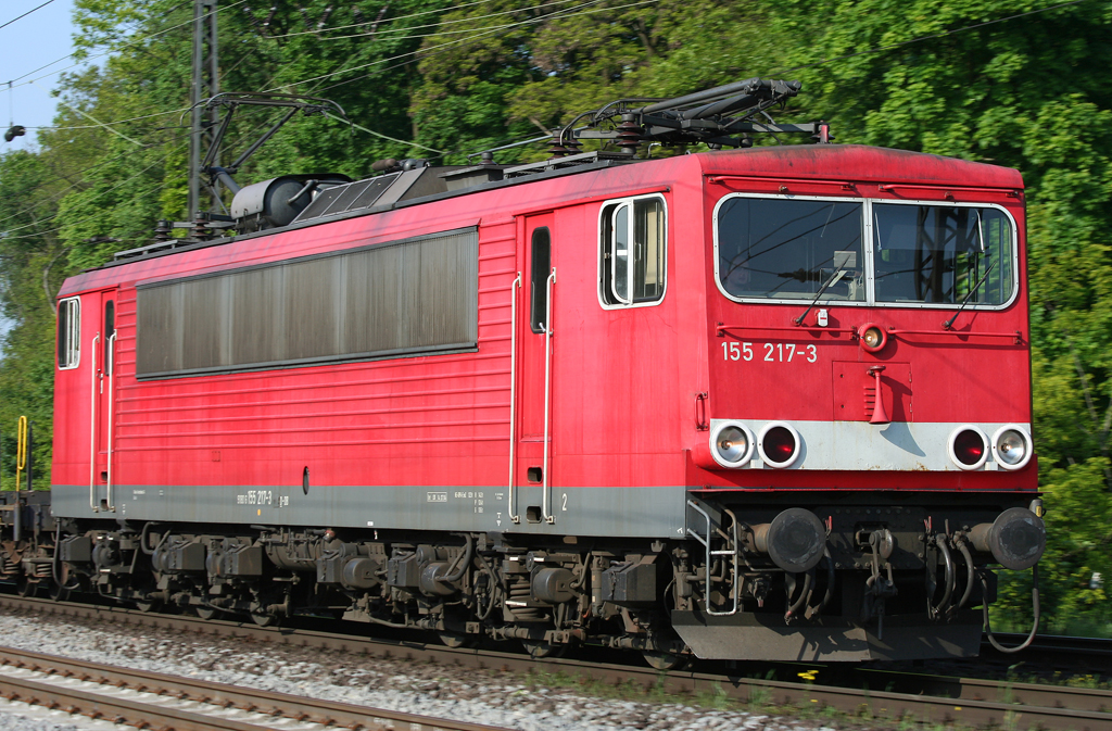 Die 155 217-3 zieht einen Gz durch Duisburg Neudorf am 20.05.2010