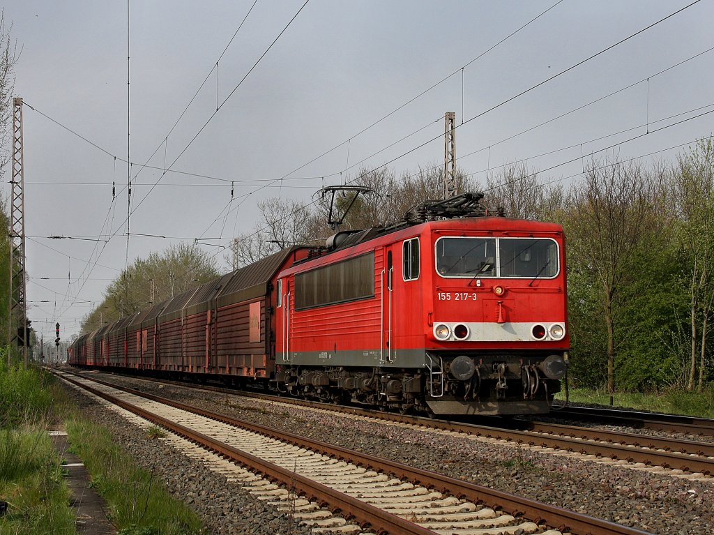 Die 155 217 am 28.04.2010 mit einem Autozug unterwegs bei Drverden. 
