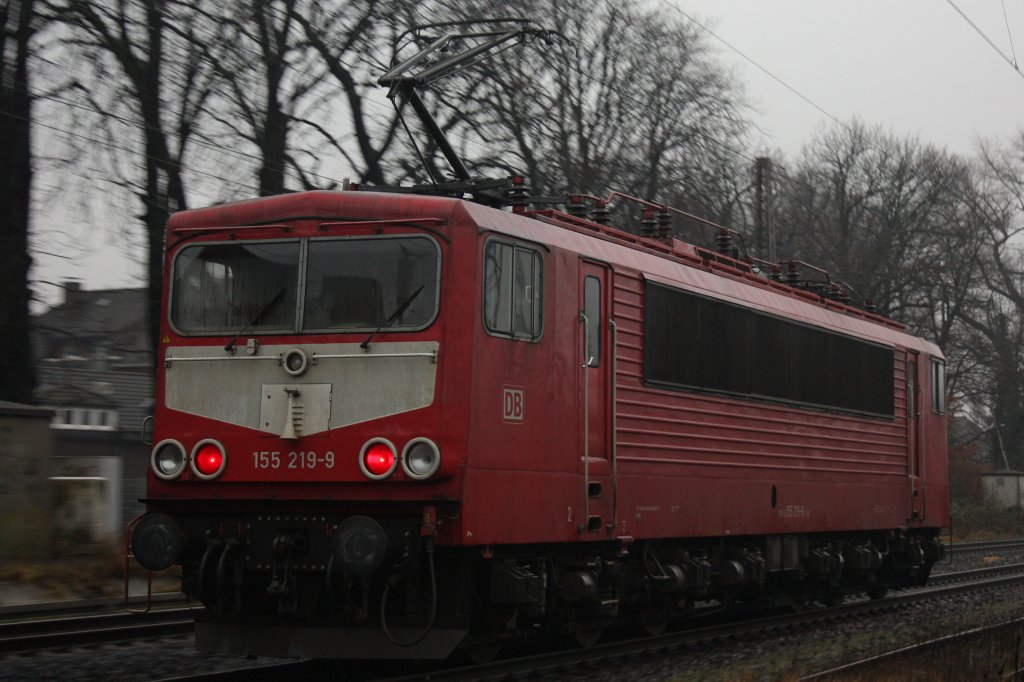 Die 155 219 am 22.12.11 als Lz bei der Durchfahrt durch Ratingen-Lintorf.