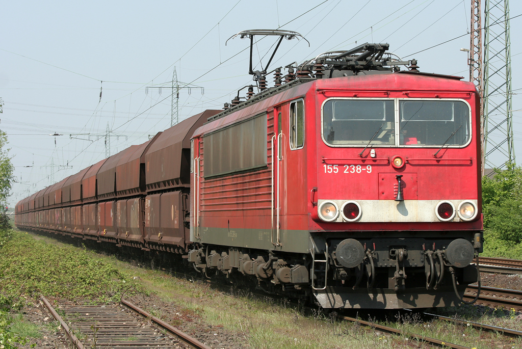 Die 155 238-9 zieht einen Kohlezug durch Ratingen Lintorf am 20.04.2011
