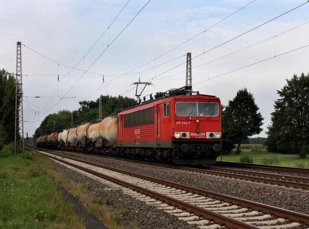 Die 155 244 mit einem Gterzug am 10.08.2010 unterwegs bei Drverden.