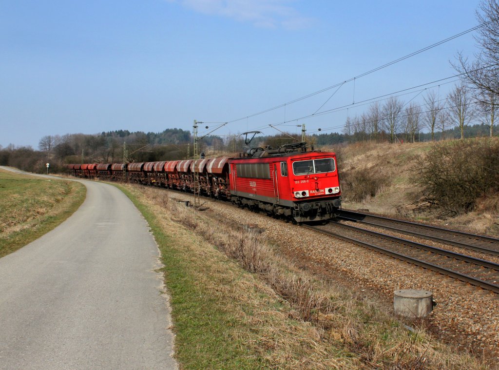 Die 155 266 mit einem Schotterzug am 24.03.2012 unterwegs bei Plling.