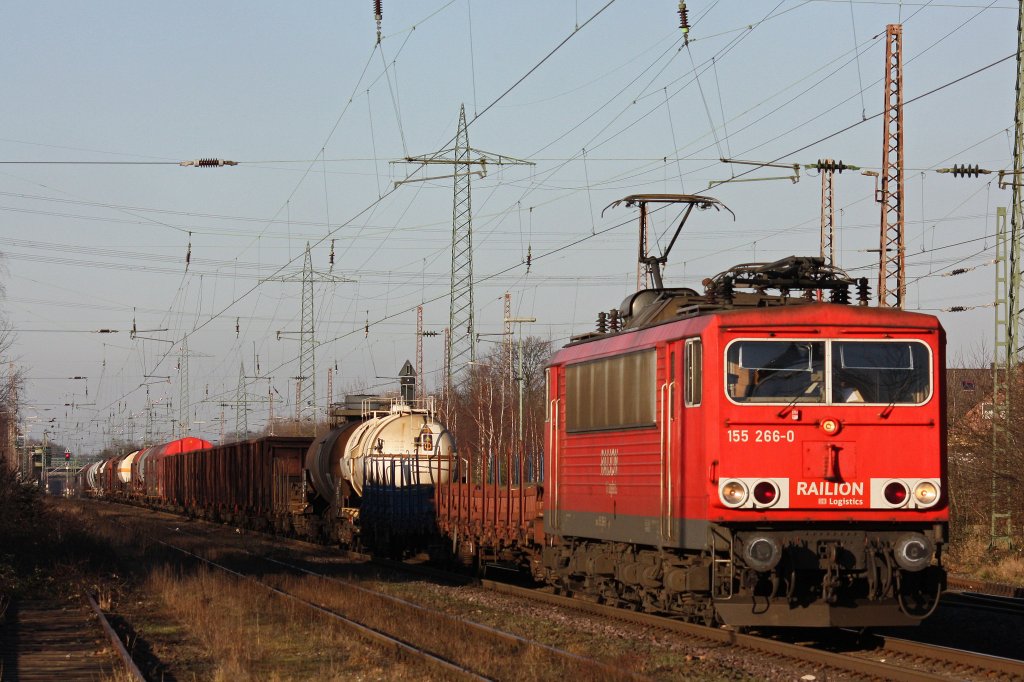 Die 155 266 zog am 15.1.12 einen gemischten G�terzug durch Ratingen-Lintorf.