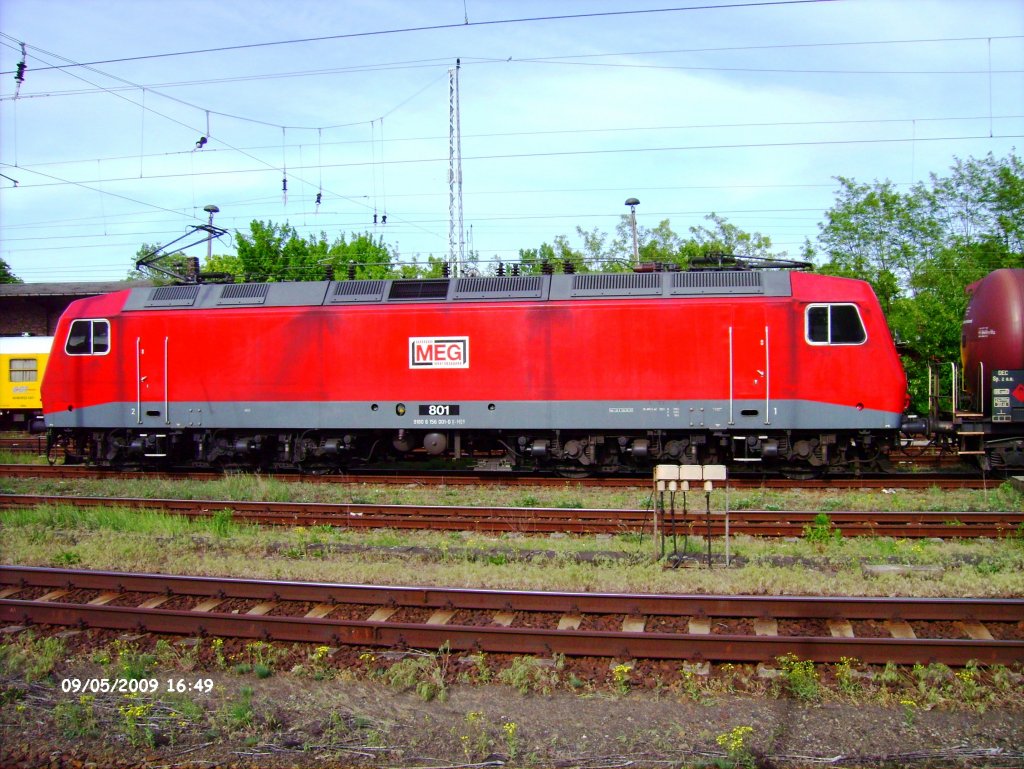 Die 156 001-1, bei der MEG unter der Nummer 801, im Gterverkehr am 09.05.2009 beim Halt im Bhf Oranienburg.