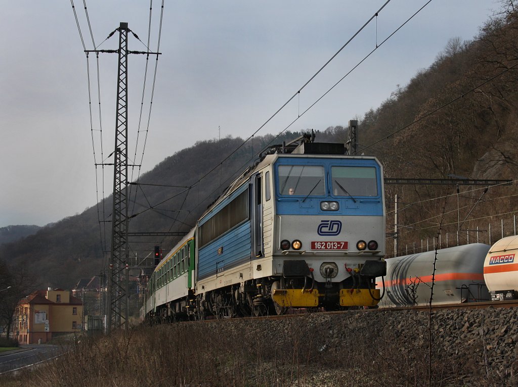 Die 162 013 am 04.04.2010 mit einem R unterwegs bei st nad Labem. 