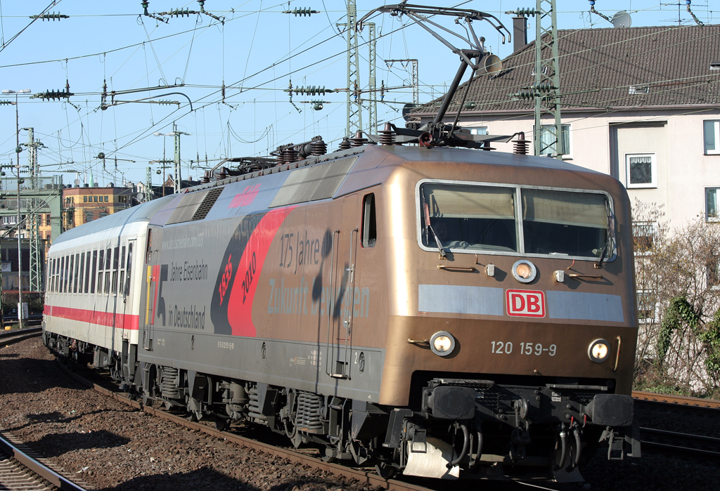 Die 175 Jahre Eisenbahn 120 159-9 zieht einen IC durch Dsseldorf Volksgarten am 07.03.2011