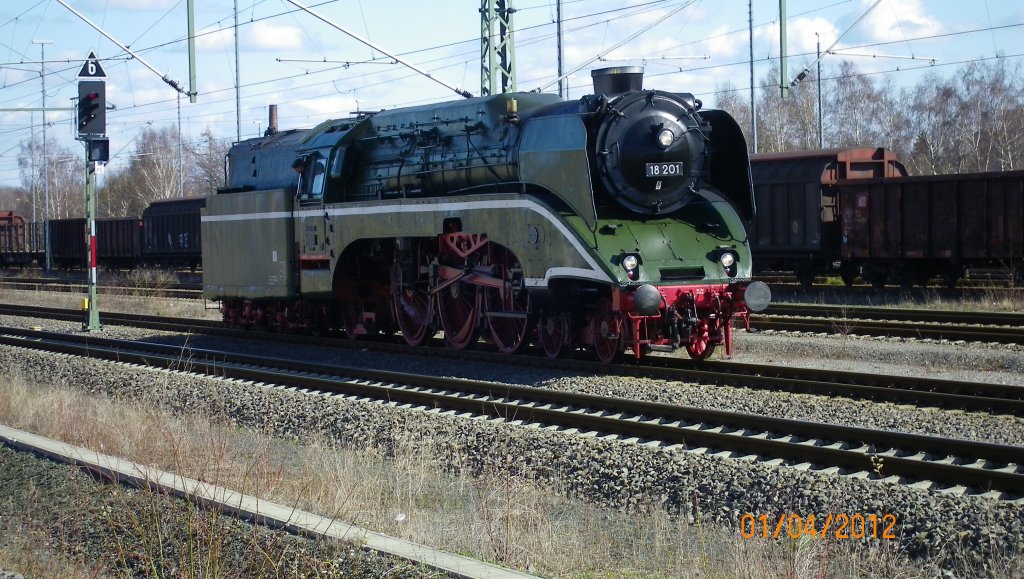 ...die 18 201 am 1.4.2012 beim Rangieren im Bahnhof Freiberg ( Sachsen ).