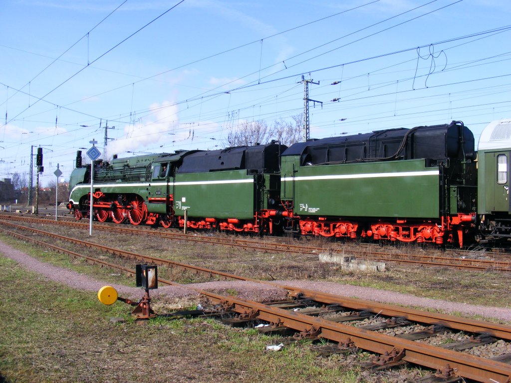 Die 18 201 am 20.03.2009 wartend im Block in Magdeburg-Sudenburg
Sonderzge haben leider selten vorrang.. zur Freude fr uns Eisenbahnfotografen