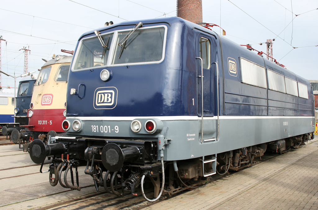 Die 181 001-9 steht mit 113 311-5 und der E10 121 zum Jubilum im Bw OSnabrck am 19.09.2010