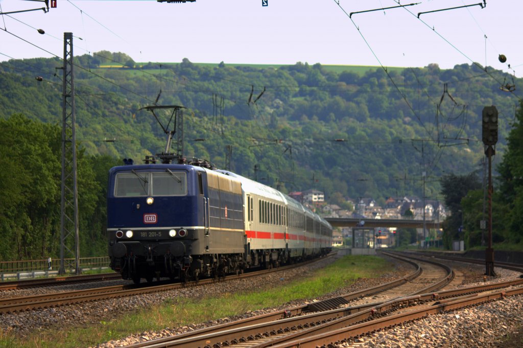Die 181 201-5 fuhr am 28.04.2011 durch Kobern-Gondorf.