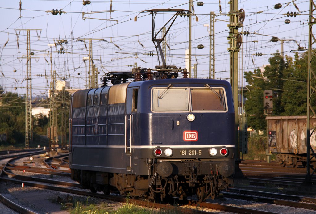 Die 181 201-5 rangiert durch Singen zu ihrem IC 182 am 09.07.2012