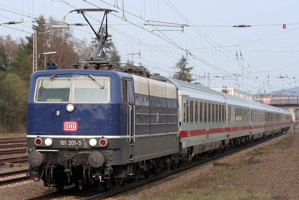 Die 181 201-5 zieht einen IC von Norddeich Mole nach Luxemburg in Wittlich ein am 26.03.2011