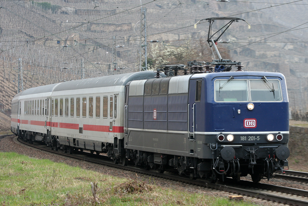 Die 181 201-5 zieht einen IC ab Koblenz durch Winningen nach Luxemburg am 30.03.2011