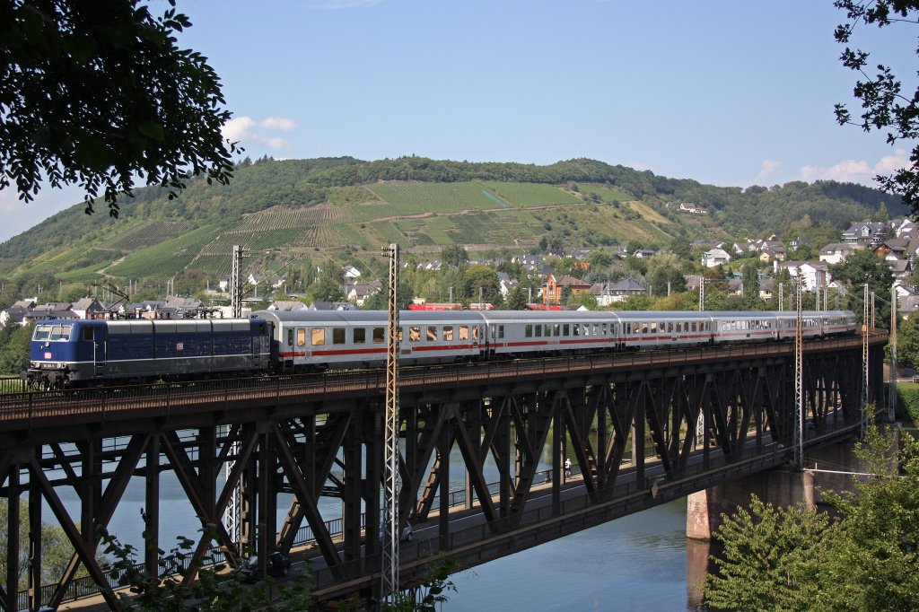 Die 181 201 zieht am 18.8.11 den IC 134 ber die Moselbrcke in Bullay.