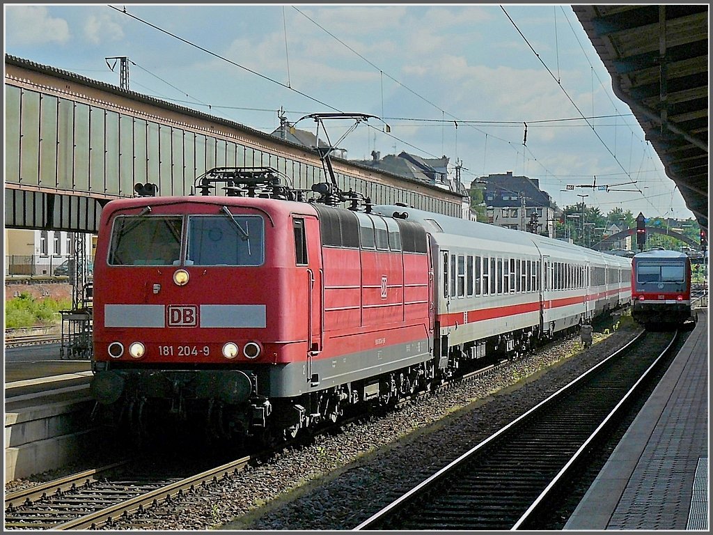 Die 181 204-9 fhrt am 22.06.09 mit den IC Luxemburg-Norddeich Mole in den Hauptbahnhof von Trier ein. (Hans)