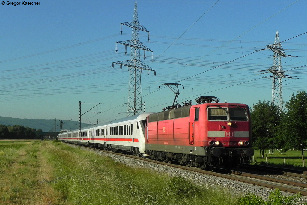 Die 181 207-2 mit dem IC 361 (Straburg-Mnchen) am Abzweig Brunnenstck zwischen Ettlingen West und Karlsruhe Hbf. Aufgenommen am 26.05.2011.