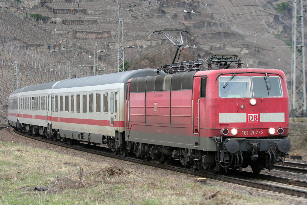 Die 181 207-2 zieht einen IC von Norddeich Mole nach Luxemburg am 11.03.2011