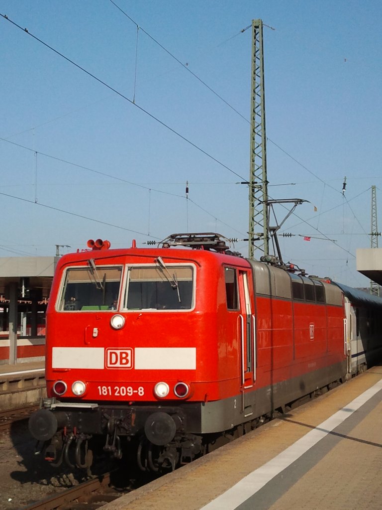 Die 181 209 steht am 23.3.2012 mit dem EN 452 gegen 16.30 Uhr in Saarbr�cken HBF und wartet auf die Weiterfahrt nach Paris.
Saarbr�cken, der 23.3.12