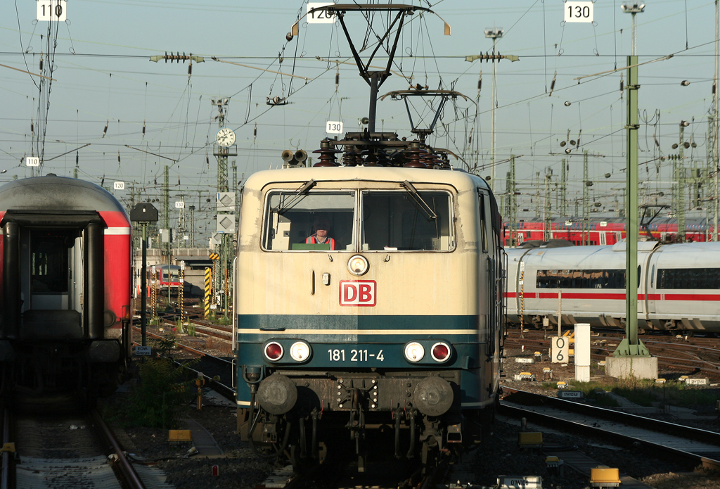 Die 181 211-4 Lorraine fhrt in DT durch Frankfurt a.M. HBF am 19.08.2010