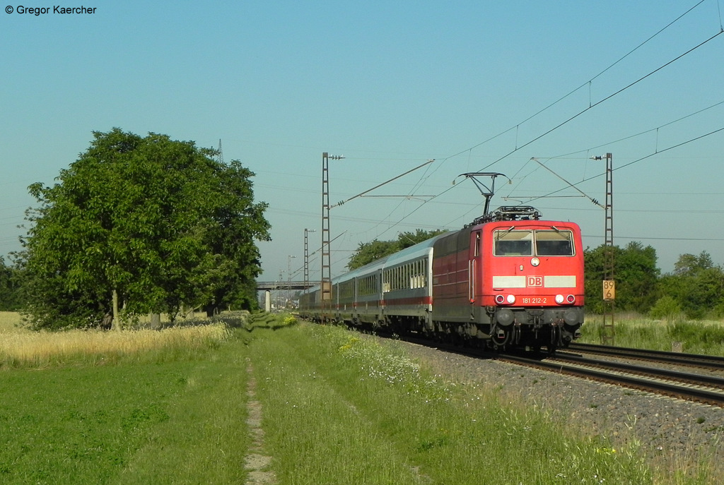 Die 181 212-2  Luxembourg  mit dem IC 361 (Strasbourg-Mnchen) bei Malsch. An diesem Tag fuhr dieser Zug ohne Steuerwagen. Aufgenommen am 27.06.2011.