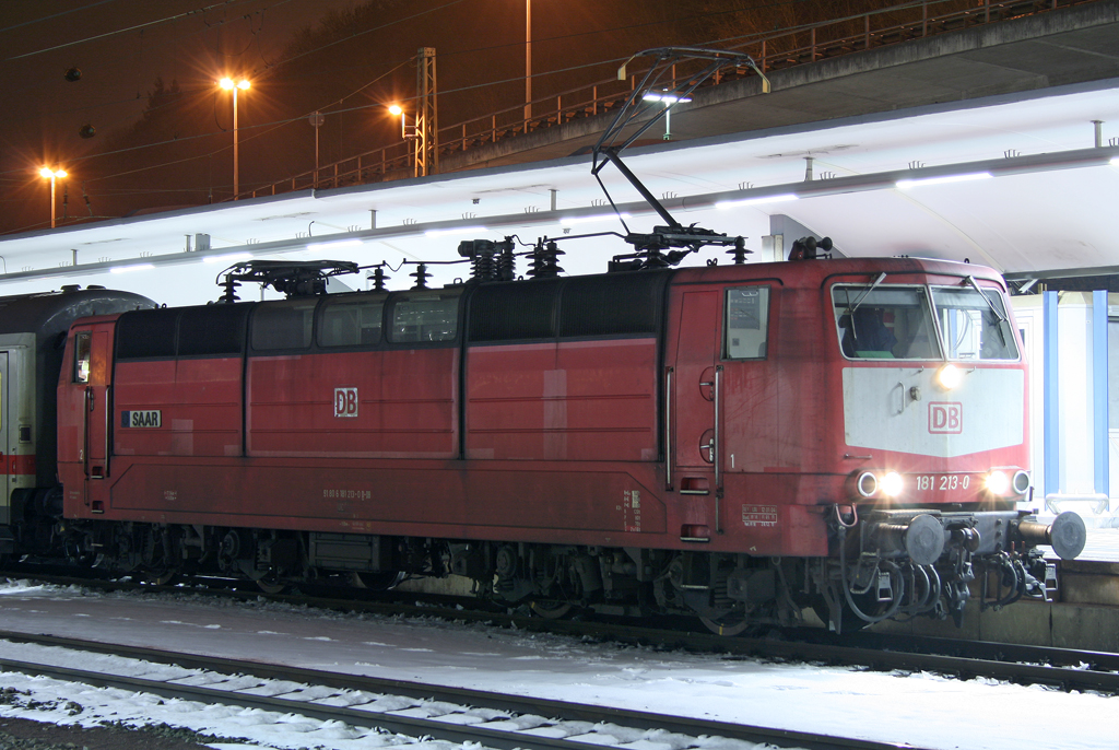 Die 181 213-0  SAAR  steht vor dem IC aus Norddeich Mole nach Luxemburg in Koblenz HBF am 31.12.2010
