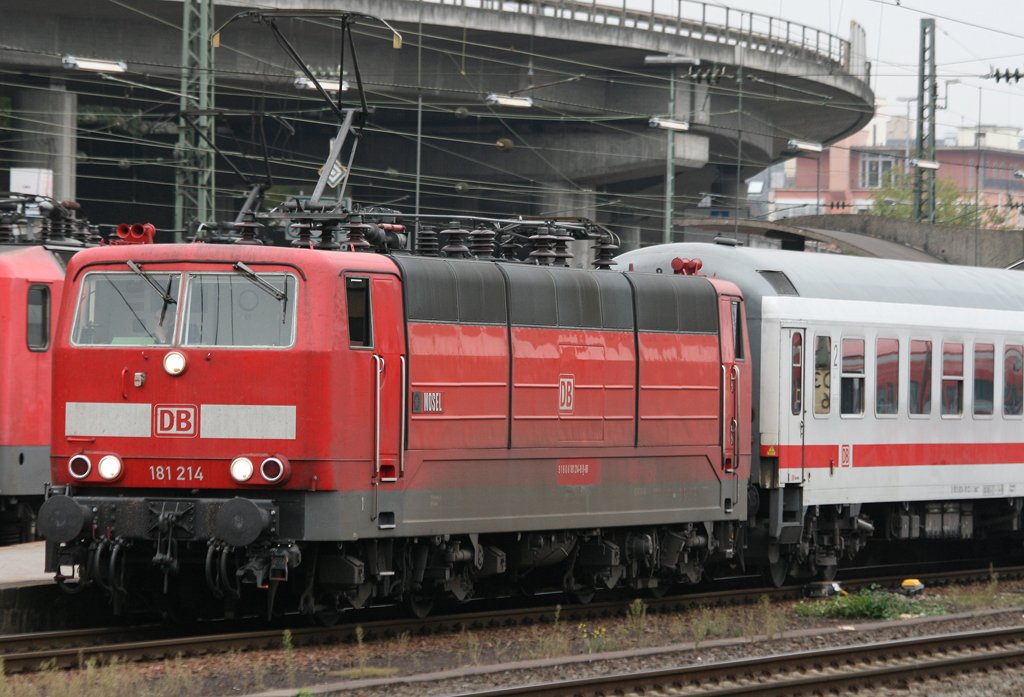 Die 181 214 Mosel zieht den IC aus Luxemburg nach Emden grade in Koblenz HBF ein, aufgenommen am 22.10.2009