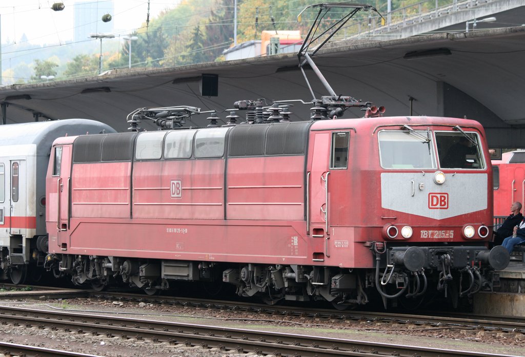Die 181 215-5 in schnem rustikalem orientrot mit Latz wurde so eben fr den IC aus Emden nach Luxemburg abgefertigt, aufgenommen am 22.10.2009