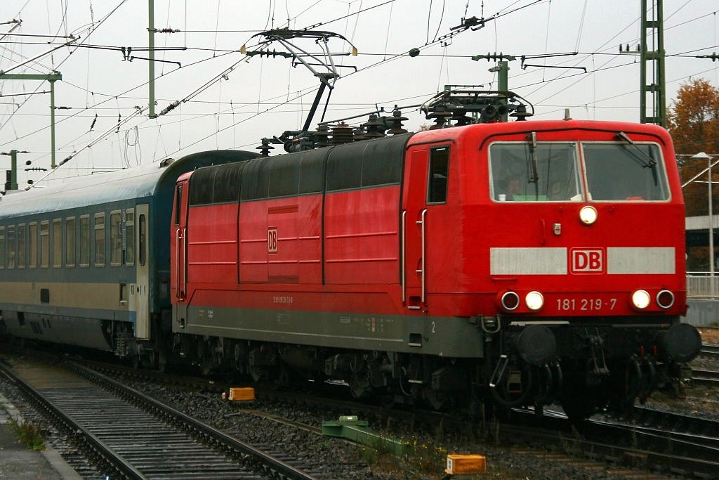 Die 181 219-7 als Euronight kommend aus Budapest in Richtung Frankfurt Hauptbahnhof. Aufgenommen am 07.11.09 in Frankfurt Stadion auf Bahnsteig 1.
