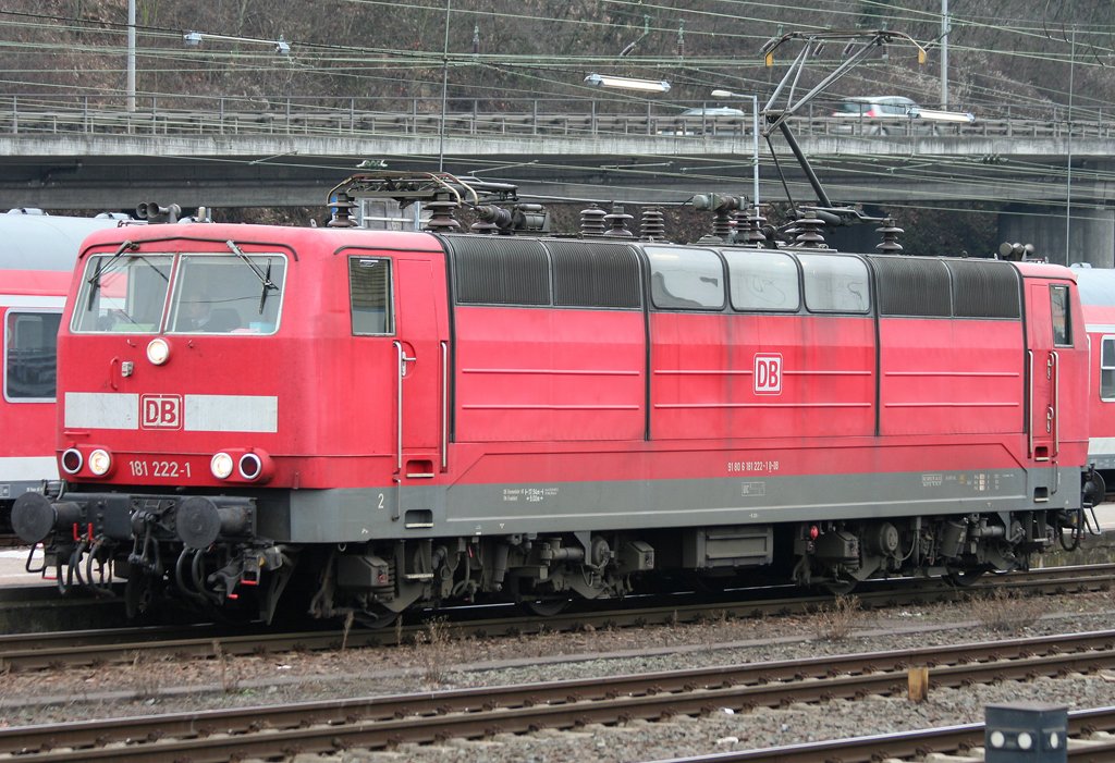 Die 181 222-1 rangiert nachdem sie ihren IC aus Luxemburg hergebracht hat, aufgenommen am 23.01.2010 in Koblenz HBF