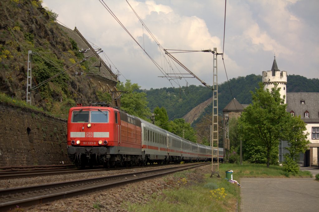 Die 181 223-9 fuhr am 28.04.2011 durch Kobern-Gondorf.