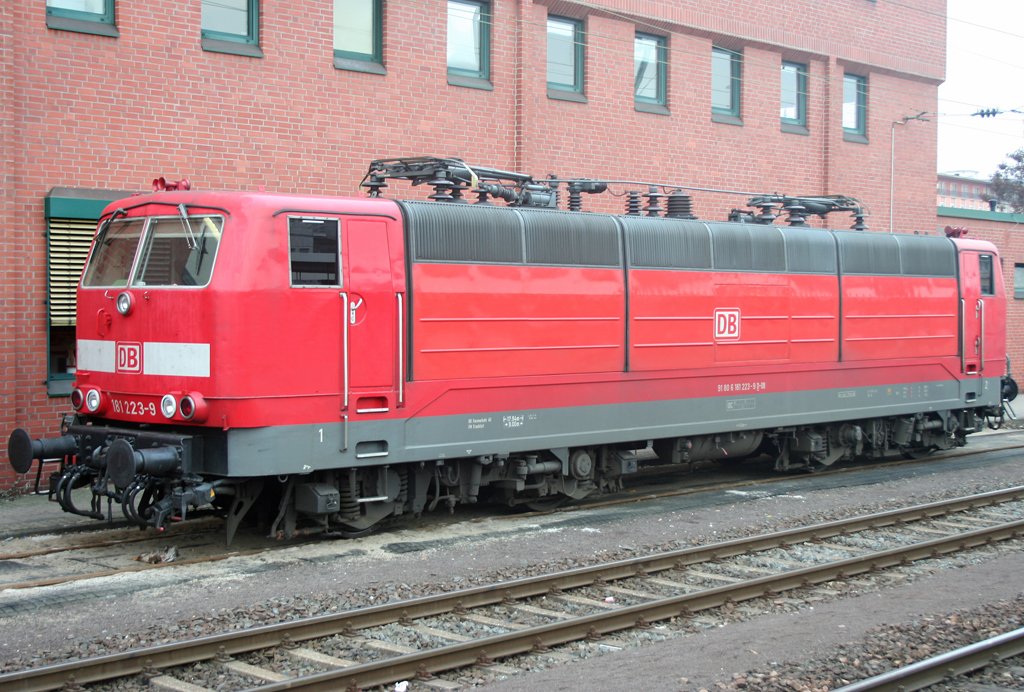 Die 181 233-9 steht abgestellt in Koblenz HBF am 23.01.2010