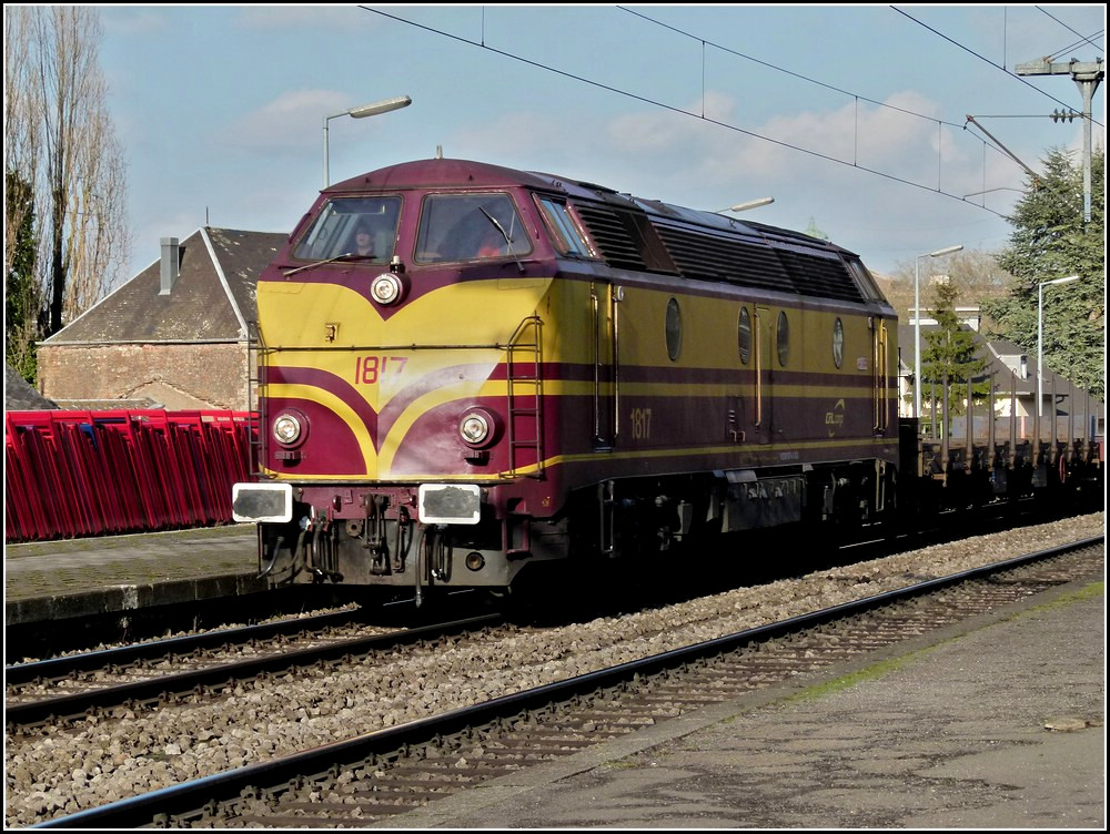 Die 1817  dieselt  mit einem Gterzug am 08.02.2011 durch den Bahnhof von Esch-sur-Alzette. (Jeanny)