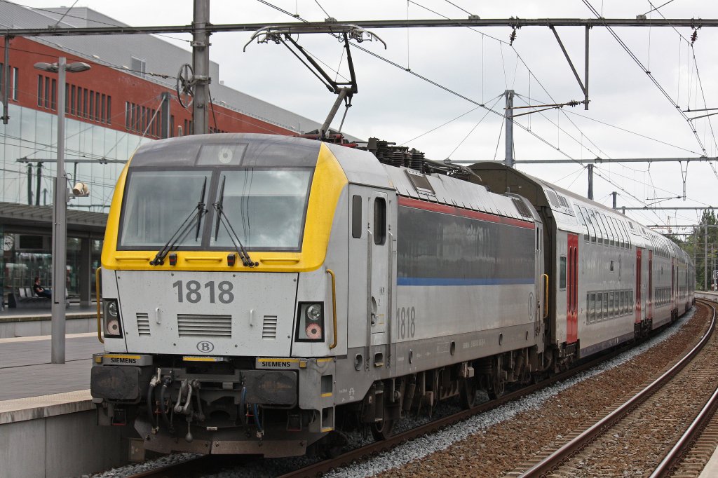 Die 1818 am 18.7.12 am Zugschluss eines IC im Bahnhof Brugge.