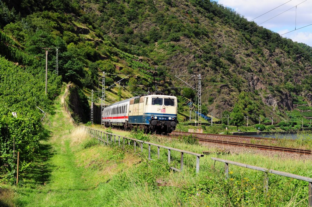 Die 181er drfen auf der Moselbahn nicht fehlen. Hier durfte ich 181 211 zum ersten Mal auf dem Chip bannen. (24.08.2010, Kattenes)
