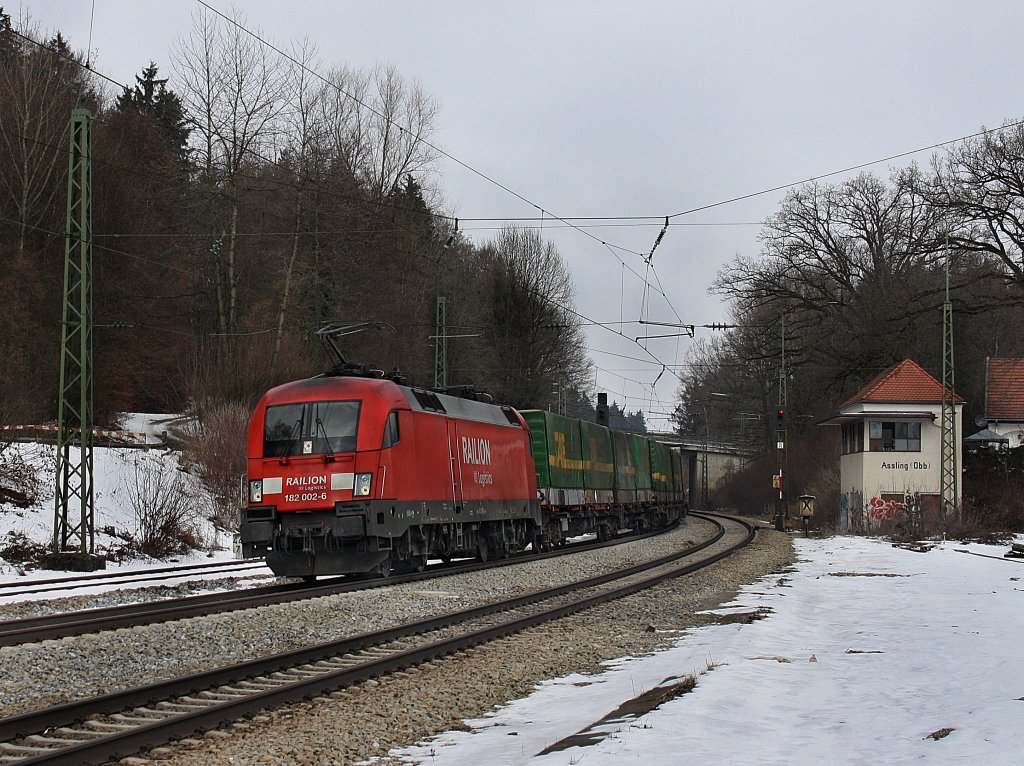 Die 182 002 mit dem SAE KLV-Zug am 13.03.2010 bei der Durchfahrt in Aling. 