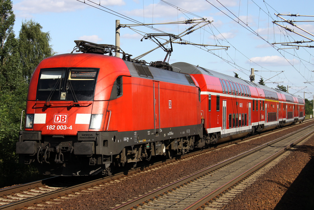 Die 182 003-4 zieht einen RE Richtung Cottbus durch Albrechtshof am 14.08.2012