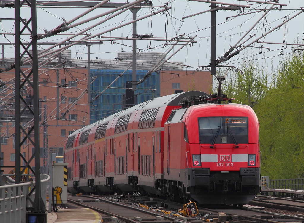 Die 182 003 schiebt den RE 18148 auf der Linie RE 1 von Frankfurt (Oder) nach Brandenburg Hbf, hier am 23.04.2013 nach der Ausfahrt aus Berlin Hbf auf der Stadtbahn Richtung Bellevue.