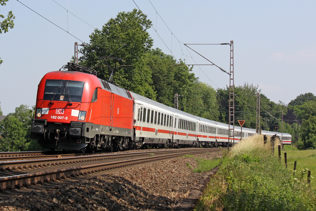 Die 182 007-5 mit IC 2023 in Gruiten am 23,06,10