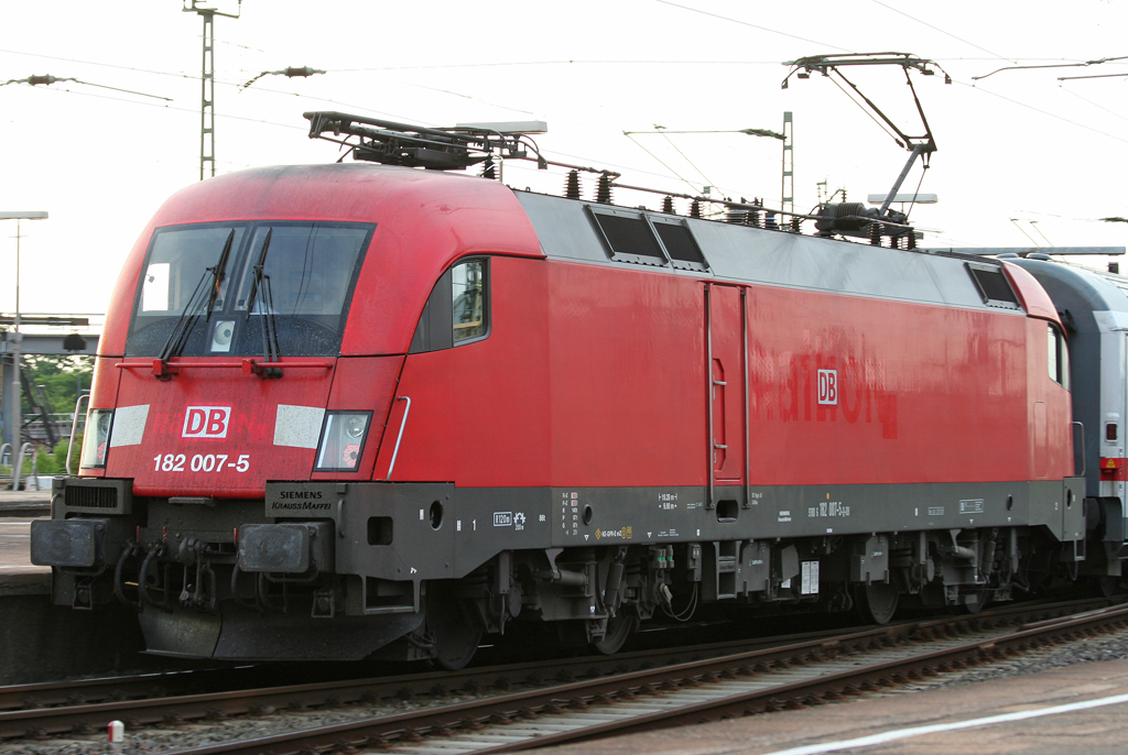 Die 182 007-5 schiebt einen geendeten IC aus Hamburg Altona am 29.05.2010